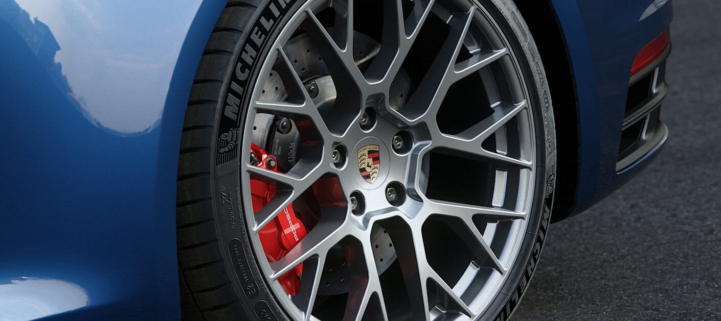 https://static.chaos.com/gallery_images/images/000/001/113/gallery_image/Andr%C3%A9_Matos_pilot-sport-wheel_automotive_vraygpu_1.jpg?1694455860